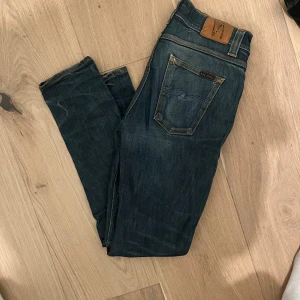 Nudie jeans - Säljer dessa Lean dean nudie jeans. Litet hål som är halvt igensytt vid skrevet, men inga defekter utöver det. Storlek w30 L32. Vill ha 299kr för dem pga hålet