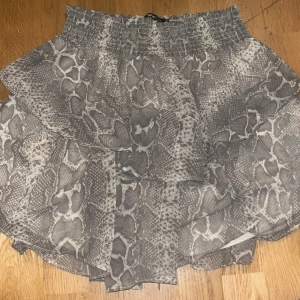 Leopard kjol - leopard kjol från gina strl 36, aldrig andvänd pga för liten.