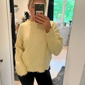 Gul stickad tröja 💛 - Gul stickad tröja från zara💛bra skick