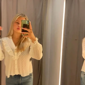 Zara blus!! - Superfin blus köpt på zara i storlek xs!! 💕💕 den är åt det genomskinliga hållet. Använd 2 gånger 