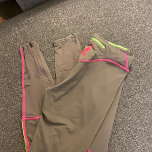 Kari traa träningstights  - Snygga träningstights från Kari traa i grått med rosa och gröna detaljer. Lappen är blekt men de är i storlek S. 