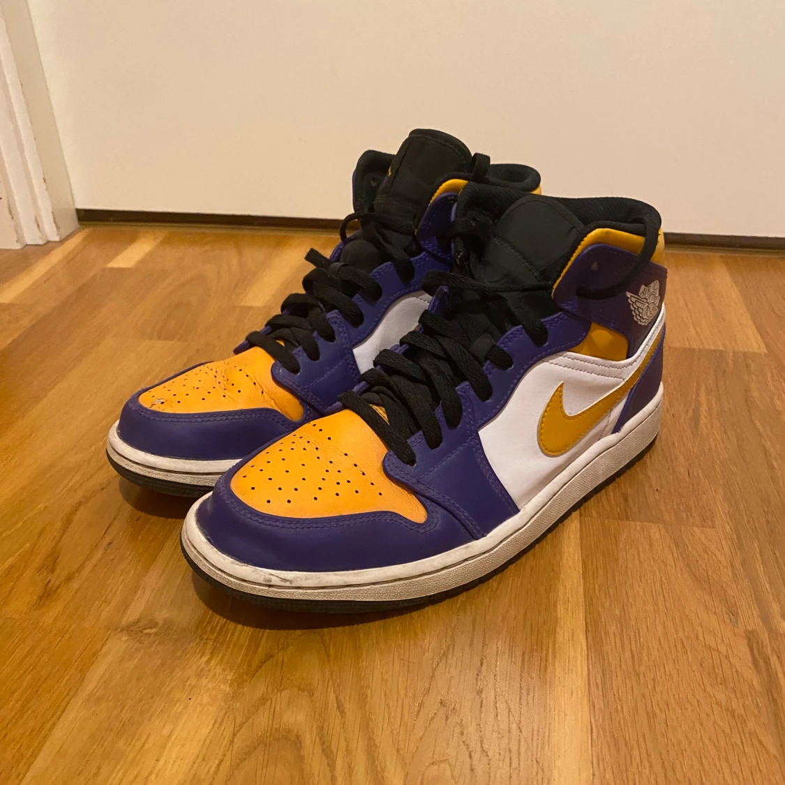 Jordan 1 Lakers mid