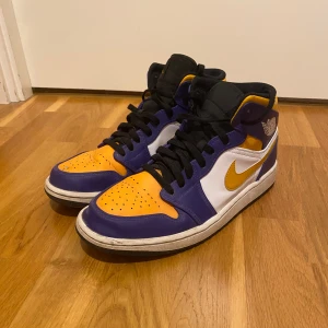 Jordan 1 Lakers mid - Säljer nu mina Jordan 1 Lakers mid eftersom de inte används av mig längre. Skorna användes förra vintern. Skicket är 7/10 därmed lägre pris. Nypris 2600 kr retail. Orignallåda finns. 