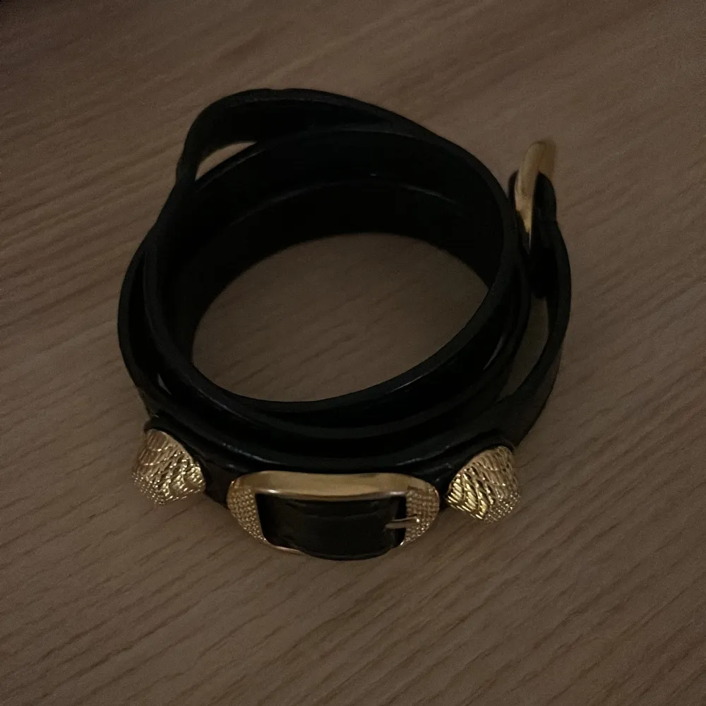 INTRESSEKOLL, svart läderarmband med guldiga nitar❤️‍🔥 skriv för fler bilder!. Övrigt.