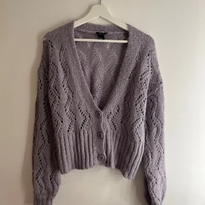 Stickad tröja  - Så gullig stickad tröja nu till höst/vinter! Älskar men använd få gånger av mig tyvärr