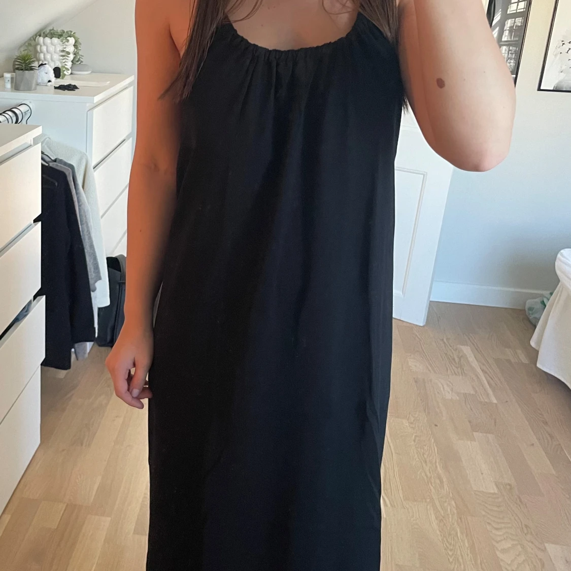 Svart midiklänning m öppen rygg - 92