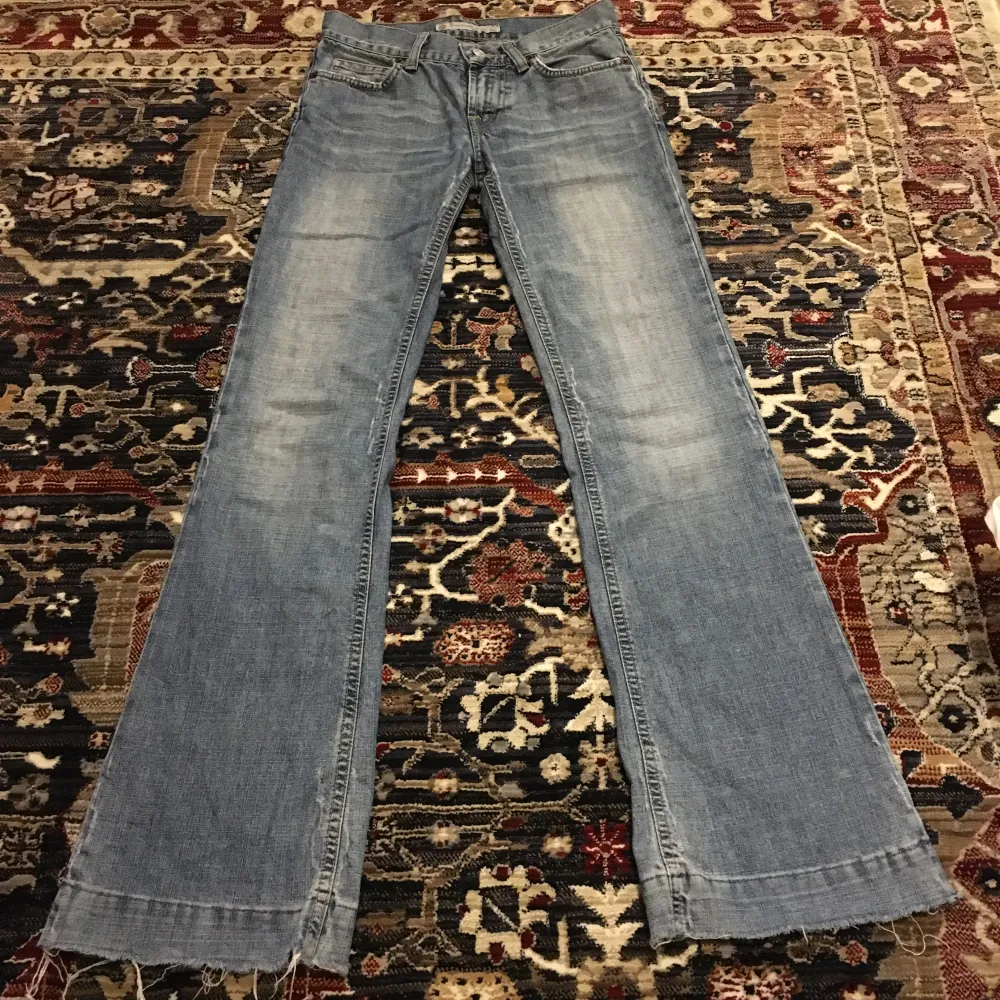 Vintage lågmidjade jeans från märket Fornarina! Innerbenslängd 79cm Midjemått 73cm Grenmått 21cm (OBS, dem sista bilderna är tagna i dålig belysning). Jeans & Byxor.