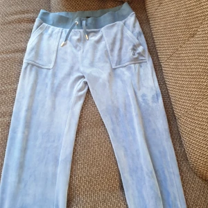 Juciy byxor - Säljer Äkta blåa juciy byxor dom va för stora för mig när jag köpte dom. köpte dom ifrån nelly.com skriv om ni vill ändra priset