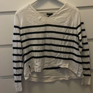 Randig tröja  - Säljer min randiga Massimo Dutti tröja som är i helt nyskick, använt 2-3 gånger💗