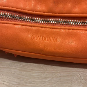 En väska  - Väskan är ifrån Don Donna. Jag har bara använt två gånger❤️