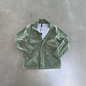 J Lindeberg jacka  - En helt ny j Lindeberg Field jacket. Den har aldrig använts och kommer med ett bra pris  Priset är ej hugget i sten Storlek S Mvh Hugo 