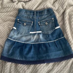Jeans kjol - Jätte fin jeans kjol med rosett detaljer som är köpt här på plick🎀. Endast testad en gång och jag säljer den då den var för liten.