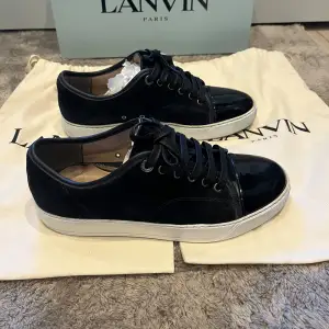 Hej, säljer nu dessa eftertraktade lanvin cap toe skorna. Finns liten defekt under sulan. Uk 6 vilket motsvarar 41-42. Endast dustbag medföljer!