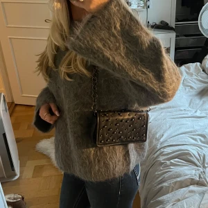 Svart liten väska zara - Säljer denna snygga väskan som går att ha på alla möjliga sätt. Den har ett långt band som man även kan göra kort, perfekt stolek på väska! Oanvänd.