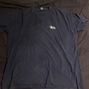 Stussy Tshirt - Fet stussy t-shirt i Washed Blue!! är äkta och skitgammal så perfekt för er som gillar vintage grejor. storlek XXL men sitter mer som XL på mig som är 180  pris ej hugget i sten!!