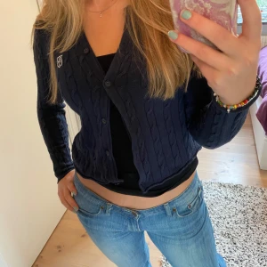 Marinblå Hampton Republic kofta 💕 - Jättesöt kofta från HP!  Jättefint skick, några nopprar bara.  Stl xs! 