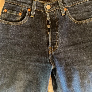 Jeans Levis  - Mörkblå Levis 501 jeans i w27 L 27, fint skick.  Nypris 1200kr