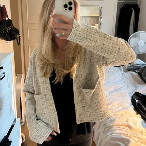 Kofta / blazer - Säljer nu min snygga kofta som varit en riktig favorit. Tycker den ser så lyxig ut! Slutsåld i alla storlekar. Nypris: 399 kr