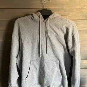 Grå hoodie - Tja! Säljer min Valient hoodie! Storlek S Den sitter väldigt bra och är fortfarande skön inuti😁 Skicket på Hoodien är 8/10!  Nypris:599kr För flera frågor så bara skriv till mig, samma med bilder om du vill ha flera!😁💛