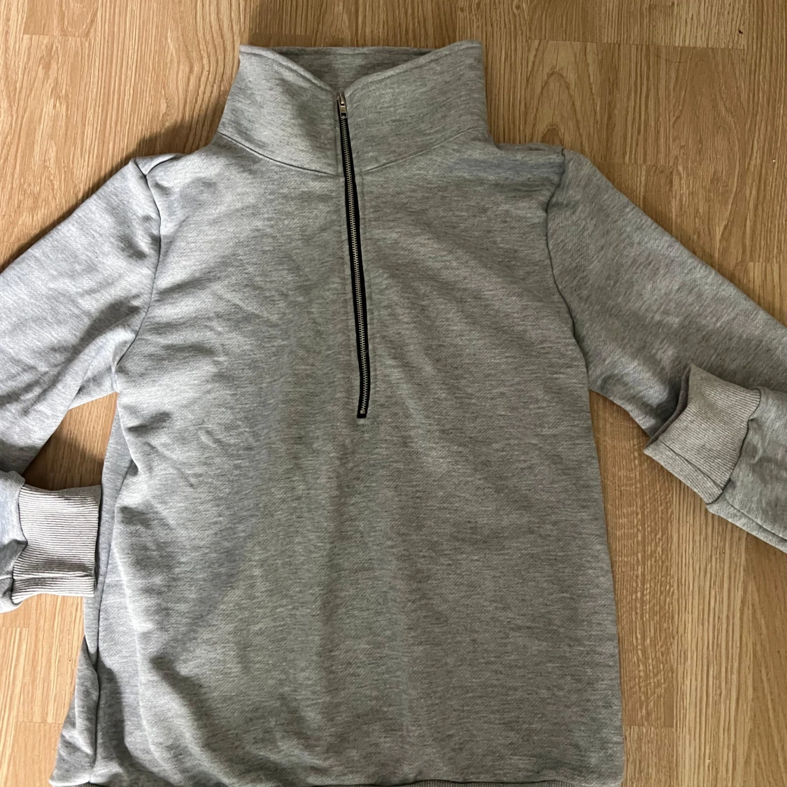 Grå tröja med dragkedja