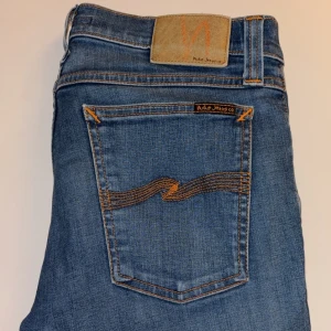 Nudie jeans  - Säljer mina Nudie jeans då dom inte längre passar mig!   Otroligt bra skick och snygga byxor   Hör av er vid funderingar eller frågor!  Ny pris ligger på 1600 mitt pris 400