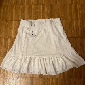 Vit kjol FB-sisters  - Denna kjolen är helt ny, den har inte används pga att den är för stor på mig. Denna kjolen är en superfin kjol som jag tycker om verkligen men Tyvär kan jag inte ha den. Jag rekommenderar verkligen att ha denna inför sommaren!