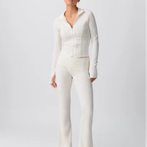 soft touch set från Gina  - Jättefint yoga set från Gina i färgen begie/vit använd ca 2-3 gånger, men i nyskick 