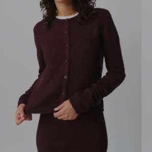 Vinröd stickad cardigan - Vinröd stickad kofta från gina tricot. Knappt använd. Säljer på grund av att den ej kommer till användning