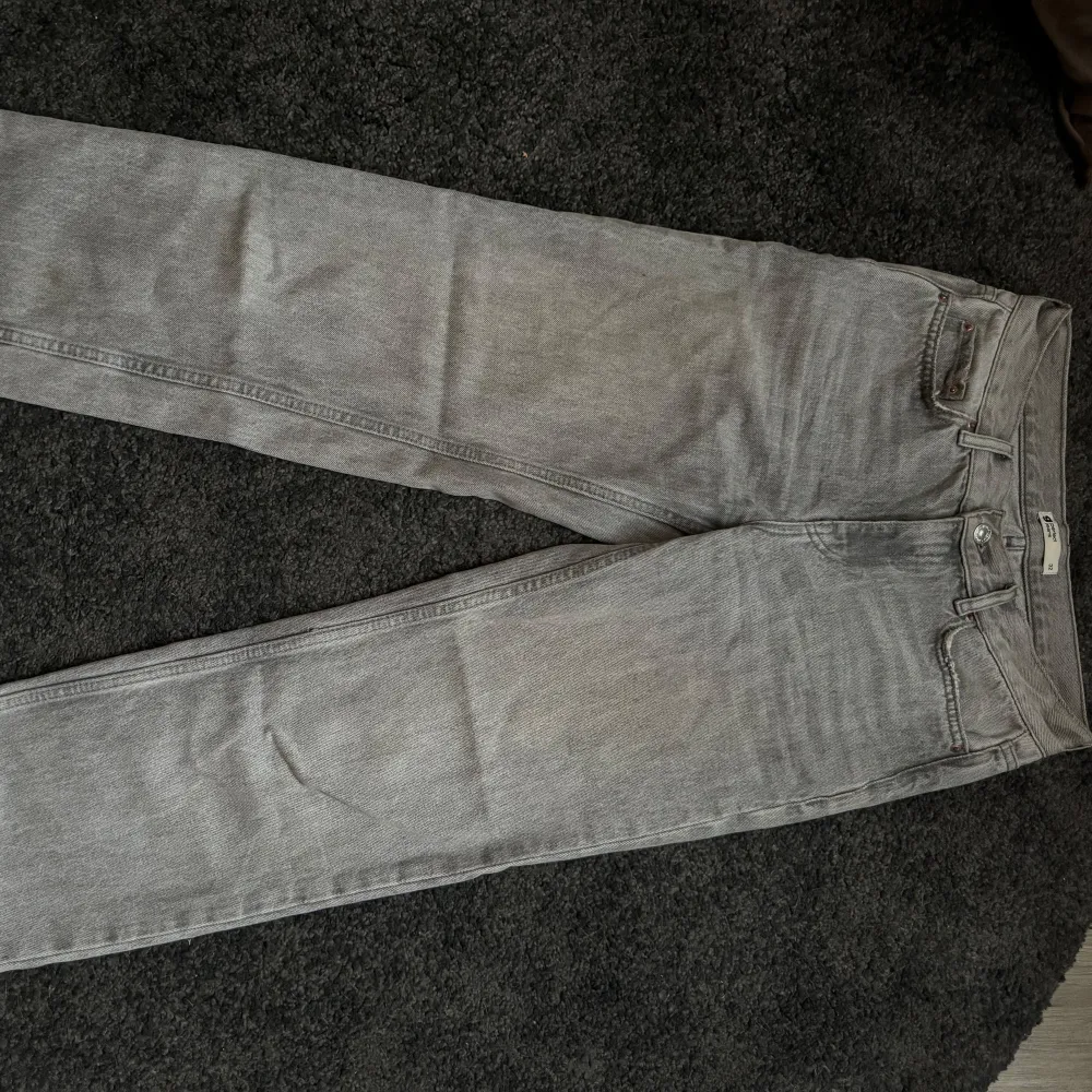 Gråa lågmidjade raka jeans från Gina! Bra längd för mig som är 168cm lång, bra skick men använda ett antal gånger.  Köparen står alltid för frakten!😊. Jeans & Byxor.