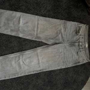 Lågmidjade jeans  - Gråa lågmidjade raka jeans från Gina! Bra längd för mig som är 168cm lång, bra skick men använda ett antal gånger.  Köparen står alltid för frakten!😊
