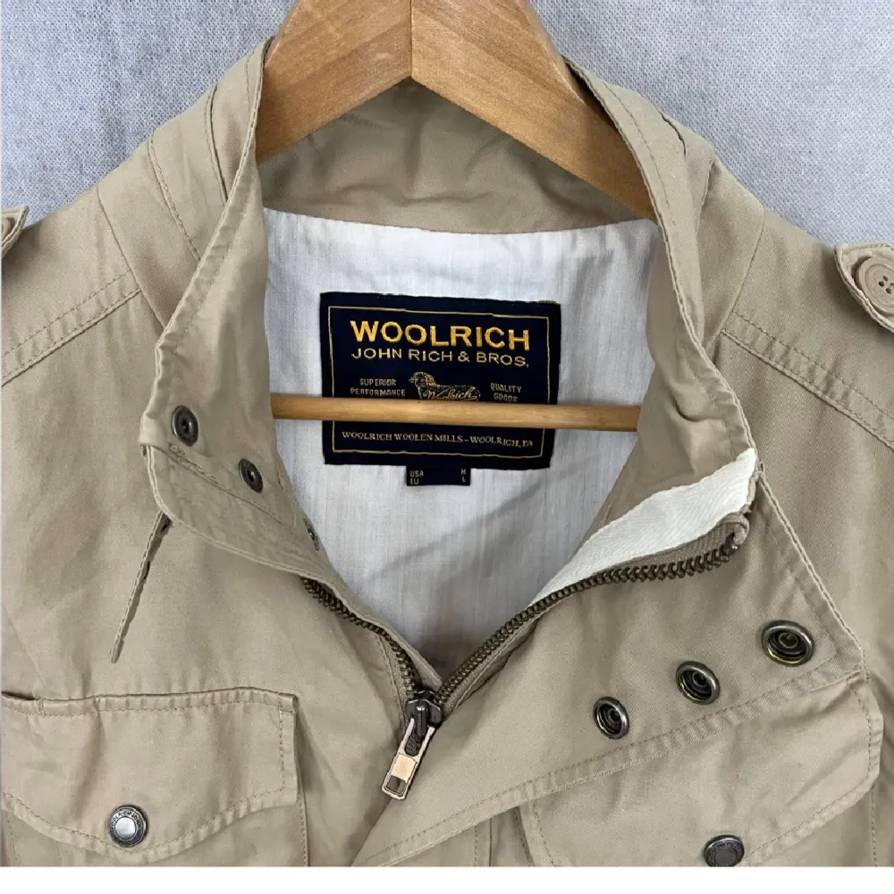 Säljer en svinsnygg beige jacka från Woolrich i storlek LARGE, Nypris 4500 kr. har använt den kanske 10 gånger men behöver sälja den då jag behöver pengar. Killen på bild 186 cm. Jackor.