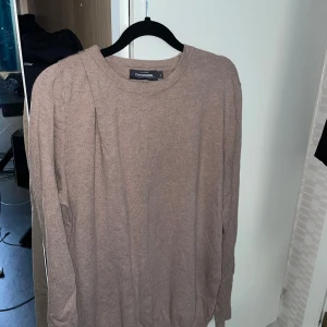 Stickad Sweat Shirt  - Storlek L Använd ett få tal gånger för längesen