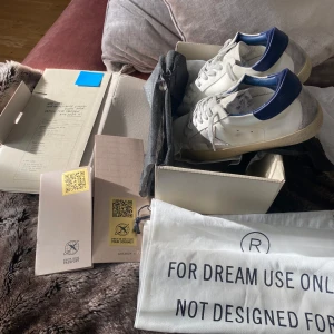 Nya Golden Goose - Helt nya, köpte dem i present till min son i somras men han hann växa ur dem innan han kunde använda dem. De är små i storleken.