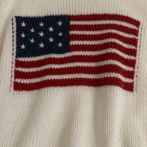 Mjuk tröja - Jätte mysig tröja med en flagga på, knappt använd och varm, bra till hösten💕