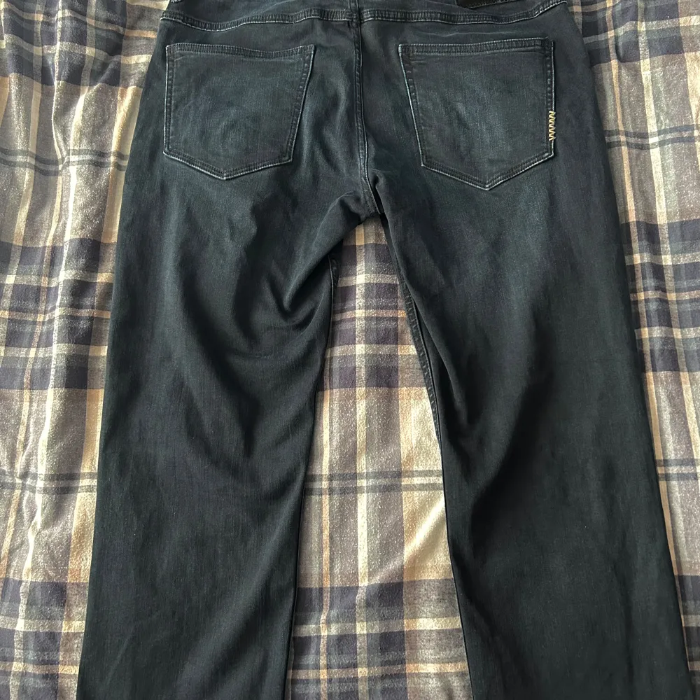 Tja säljer nu ett par nästan helt oanvända jeans med stretch då de ej kommer till användning. De är bara att höra av er vid minsta fundering eller fråga.. Jeans & Byxor.