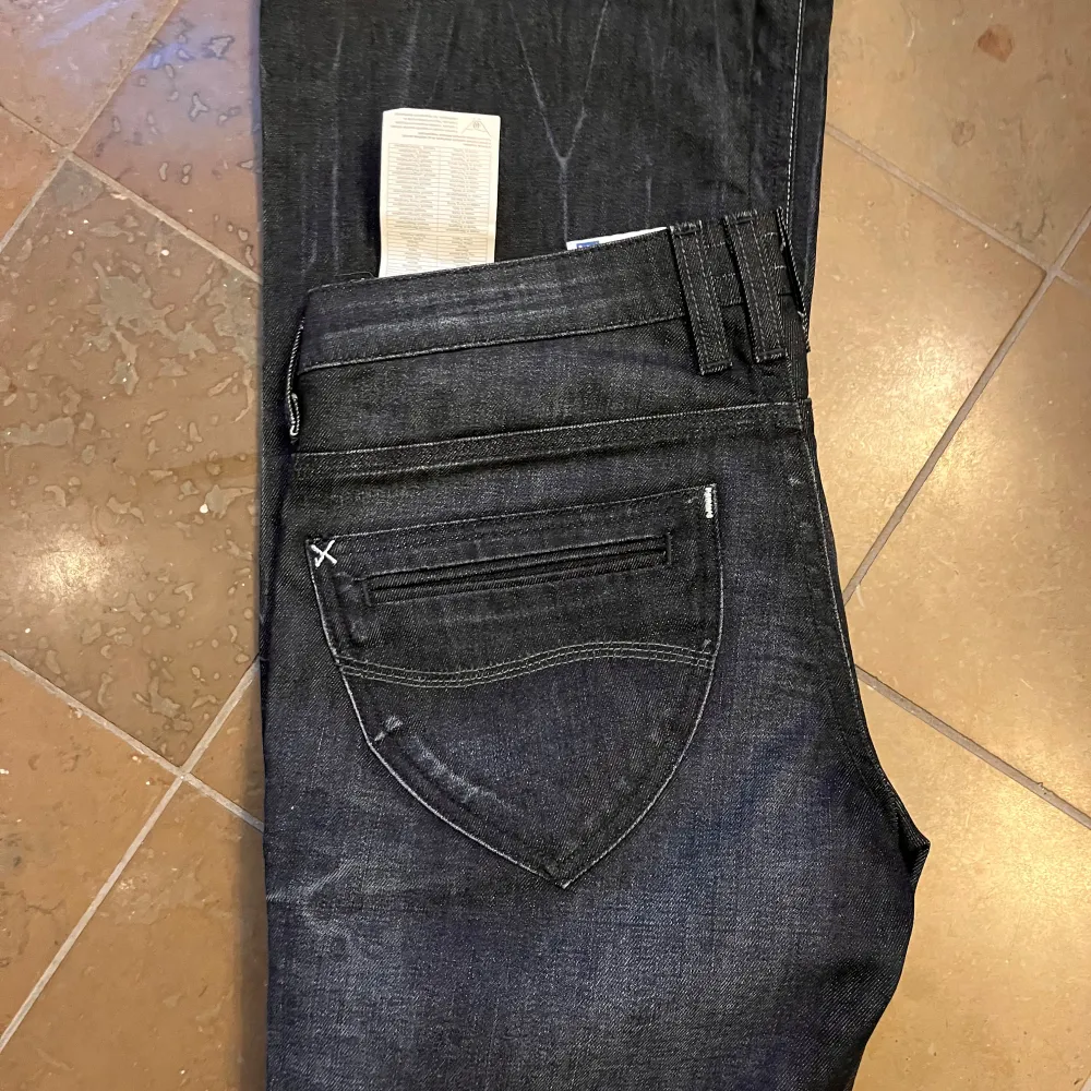 Aldrig använda Lee ”bliss” jeans som är mycket lågmidjade, styva jeans stretchar knappt. Snygga fickor men denna modellen säljs inte längre💕💕  Sitter jätte litet i storleken snarare 27/28W (innerben 83cm, midja hela vägen runt ~84) Lapparna kvar!!!!. Jeans & Byxor.