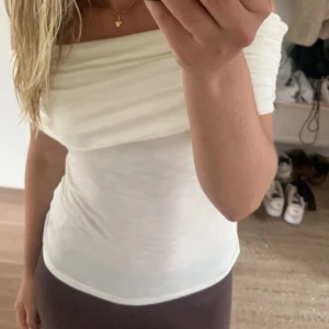 Vit off shoulder topp  - Säljer denna off shoulder toppen från Nelly. Använd ett fåtal gånger men inget tecken på användning.