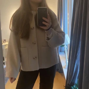 Kappa - Säljer denna fina kappa från Monki då den tyvärr inte kommer till användning längre:(!🩷