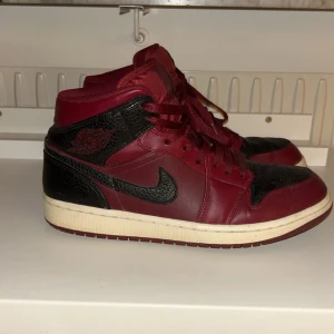 Nike air Jordan skor - Nike Air Jordan 1 Retro Mid Team REVERSED Red Black Size! 