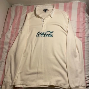 Coca Cola tröja från HM - En coca cola tröja som är använd 1 gång 10/10 skick storlek M men är rätt stor i storleken och kan passa L och XL
