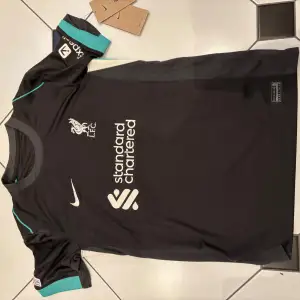 Helt ny Liverpool tröja som aldrig är använd. Lappen är kvar och det är storlek L fast för barn vilket passar som typ 150-165. Den är köpt från Liverpools supporter shop och ny pris är 1100