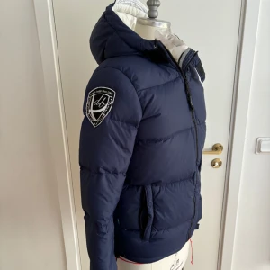 d.b Dunjacka - Säljer nu denna vinterjacka från d.b i Strl S. Den är i mycket bra skick 8/10 och mycket bekväm. Hör av er vid frågor.  Ej öppet köp!