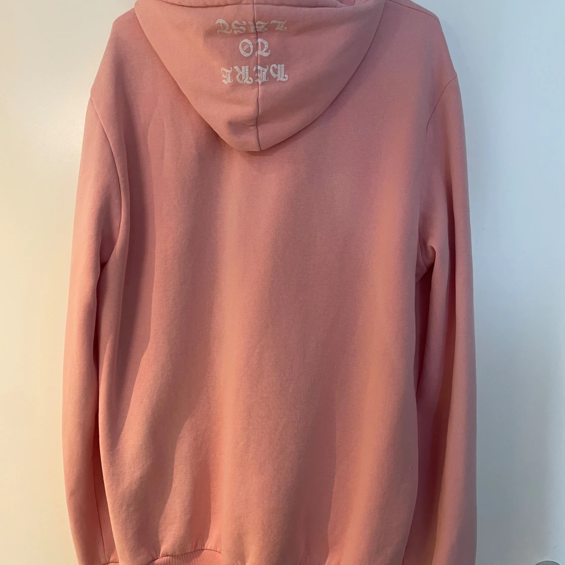 Rosa hoodie med vit text på - 29