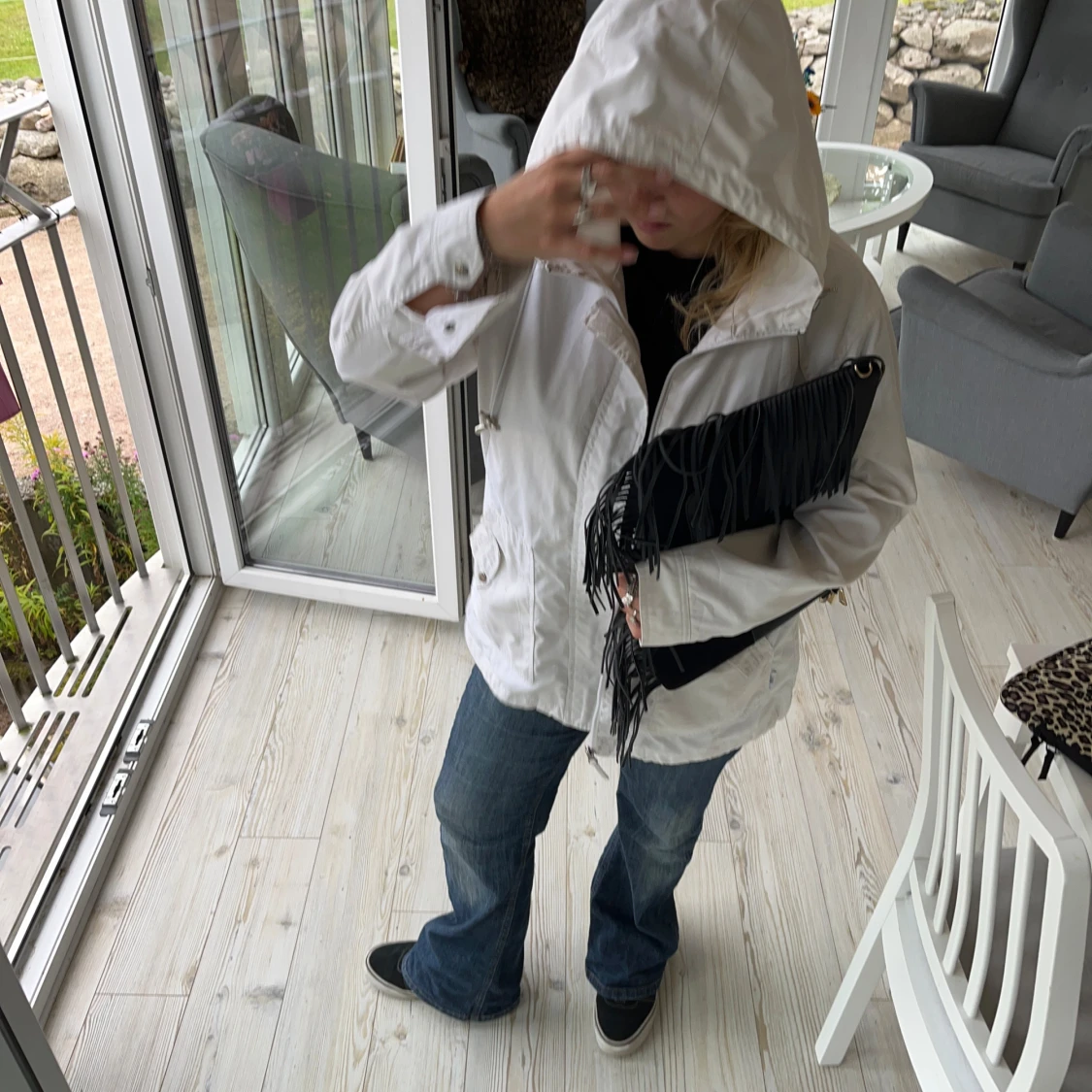 Vit vindjacka med huva