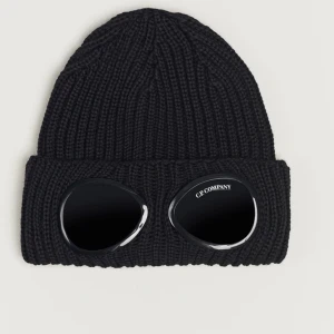 Cp Company Goggle Mössa - Säljer min Cp Company mössa då jag inte har användning av den längre. Inga skador eller fel på mössan och den är som ny. Perfekt nu inför vintern. Nypris ca 1500kr, mitt pris 750kr. Hör av er om ni är intresserade eller om ni har frågor. 