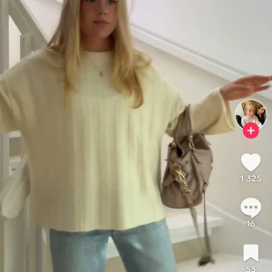 Stickad tröja  - Lite kräm vit stickad tröja från Gina väldigt fin 