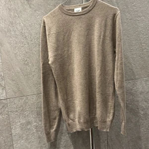 John Henric cashmere  - John Henric cashmere crew neck tröja. Det är en najs i beige färg. Den är så gott som ny men har används ett par gånger. 100 procent äkta men har tyvärr inget kvitto. Kan särket fixa fram Om man måste 