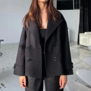 Design by si kappa - Svart kappa från Design By Si. Inköpt förra sommaren. Lite nopprig framtill då jag tvättat den några gånger annars jättefint skick. Nypris 757kr. Storlek XS/S. Säljer då den inte kommer till användning längre.  Tryck gärna på köp nu. 