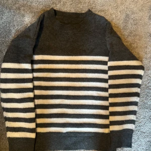 Stickad randig tröja  - Stickad tröja inköpt ifrån Shein. Är i bra skick och storlek XS men passar även S. Bara att höra av er om ni har några andra frågor🫶🏻