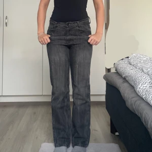 Kil’ Baz Jeans - Gråa jeans från märket Kil Baz i storlek XS/S. I superbra skick, inte alls använda. Jag är 168 cm lång och jeansen når ner till golvet.